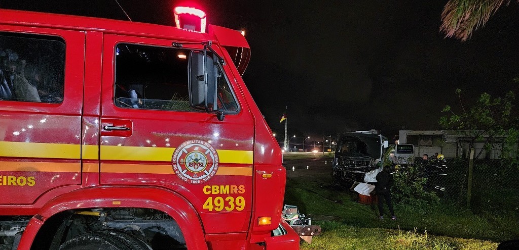BOMBEIROS ATENDEM PRINCPIO DE INCNDIO EM MICRO-NIBUS, EM RIO GRANDE