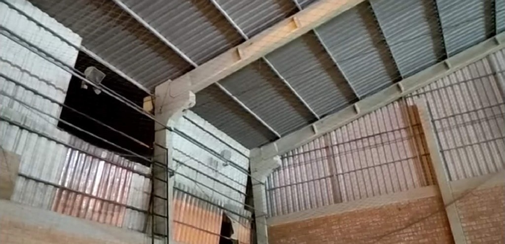 TELHADO DE GINSIO DE ESCOLA MUNICIPAL DE RG SOFRE AVARIAS POR CONTA DO VENTO