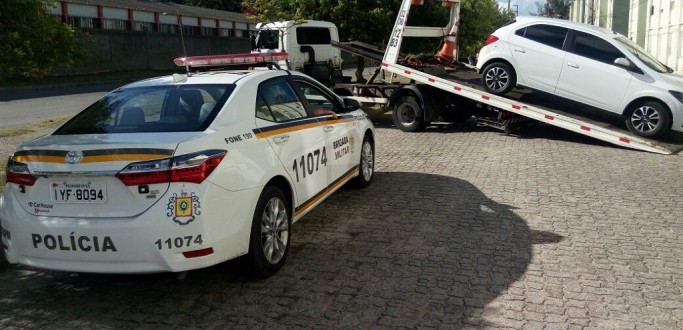 CARRO SUSPEITO DE SER UTILIZADO EM CRIMES � LOCALIZADO PELA POL�CIA