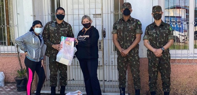 INSTITUI��ES RECEBEM BRINQUEDOS ARRECADADOS EM CAMPANHA DO 6� GAC