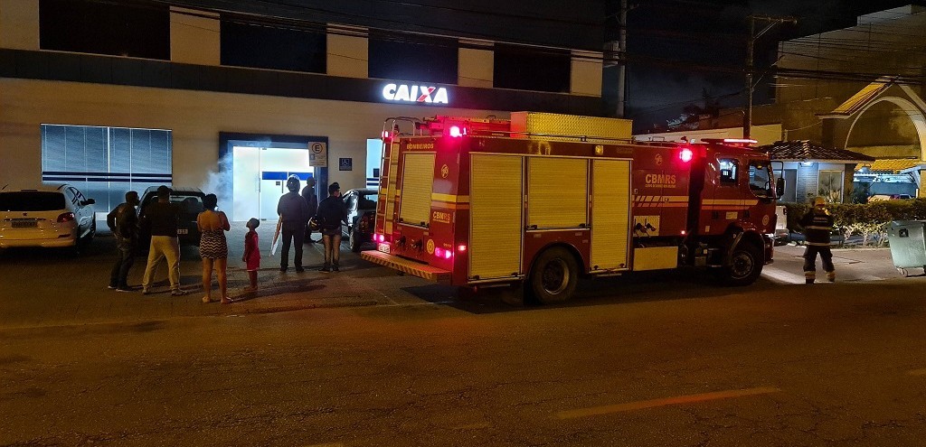 SISTEMA DE SEGURANA DE AGNCIA DA CAIXA  ACIONADO E BOMBEIROS SO CHAMADOS DEVIDO  FUMAA
