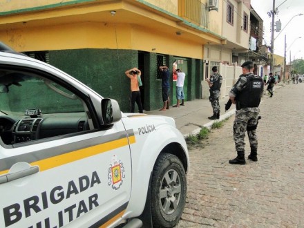 6 BPM REALIZOU OPERAO NO BAIRRO GETLIO VARGAS E NA AVENIDA HENRIQUE PANCADA COM APOIO AREO