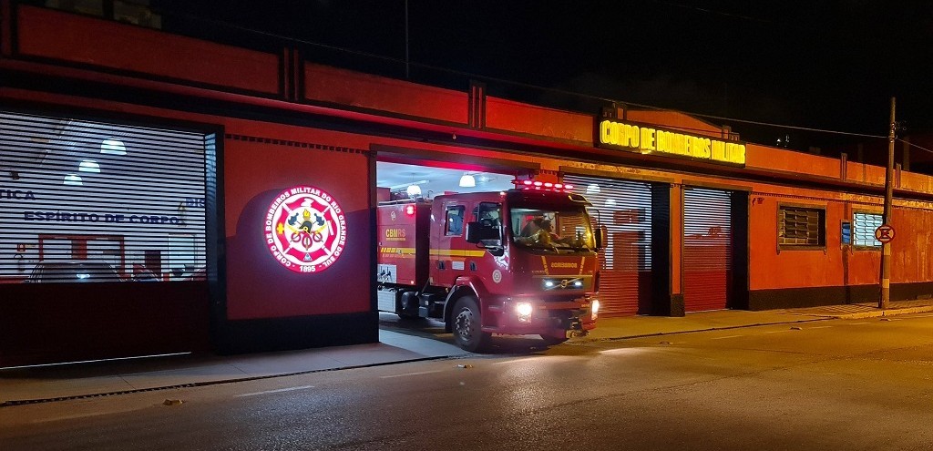 BLOCO DE CONDOMÍNIO SOFRE RACHADURAS E MORADORES CHAMAM OS BOMBEIROS