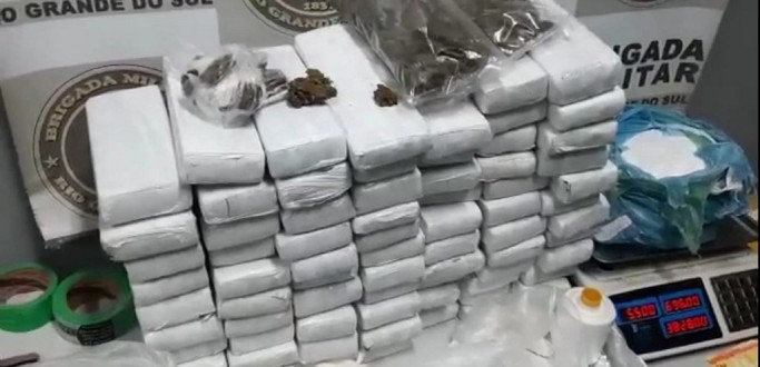 BM PRENDE DUPLA COM GRANDE QUANTIDADE DE DROGAS EM RIO GRANDE