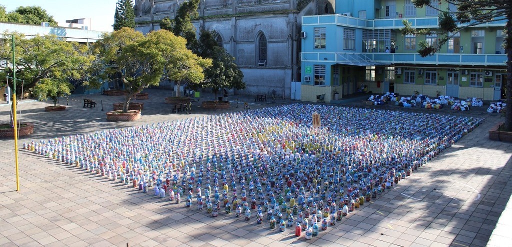 COLÉGIO MARISTA SÃO FRANCISCO REALIZOU ARRECADAÇÃO DE TAMPINHAS PLÁSTICAS E DE ROUPAS