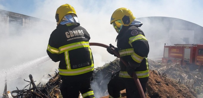 INC�NDIO ATINGE GALHOS SECOS NO P�TIO DA SECRETARIA DE SERVI�OS URBANOS DE JAGUAR�O