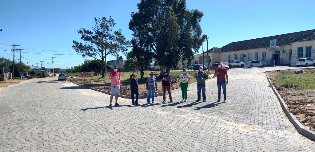 RUA FRANCISCO HILLMANN E TRECHO DE ACESSO AO HOSPITAL DE HERVAL RECEBEM PAVIMENTAO