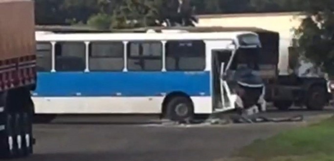 COLISO ENTRE NIBUS E CAMINHO  REGISTRADA NA BR 392