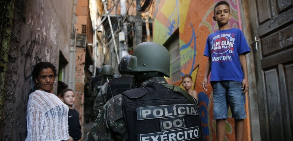 QUATRO ESCOLAS REABREM NA ROCINHA: MAIS DE MIL ALUNOS SEGUEM SEM AULA NO RIO