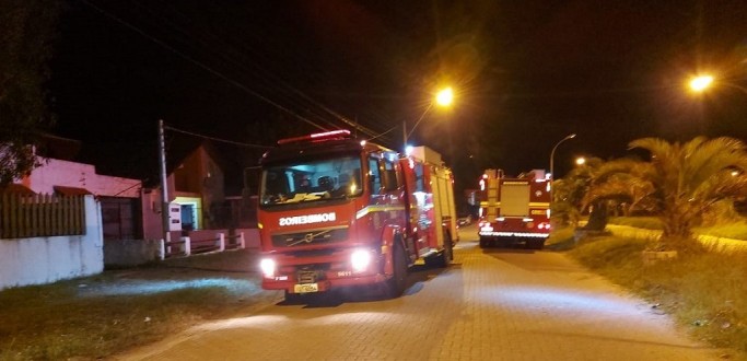 INC�NDIOS ATINGEM CONT�INER E CASA NO CASSINO EM UM INTERVALO DE MENOS DE UMA HORA