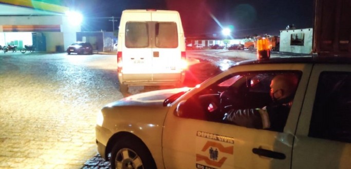 DEFESA CIVIL DISTRIBUI ALIMENTOS E COBERTORES PARA MORADORES DE RUA DE RG