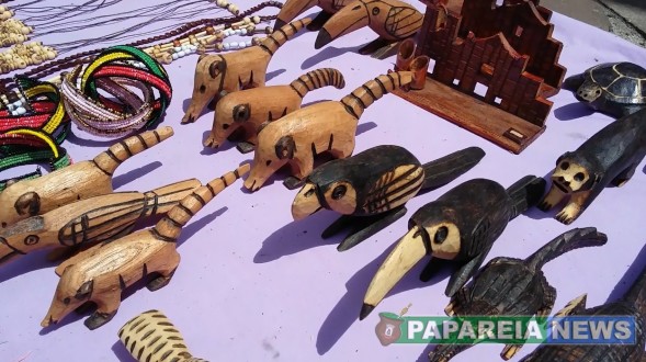 NDIO GUARANI TRANSFORMA PEDAOS BRUTOS DE MADEIRA EM OBRAS DE ARTE