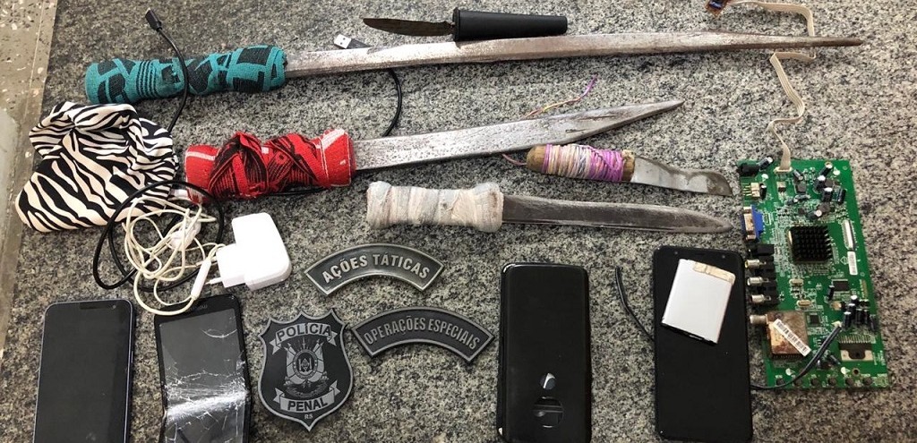 FACAS ARTESANAIS, CELULARES E CARREGADORES SÃO ACHADOS EM AÇÃO NA PERG