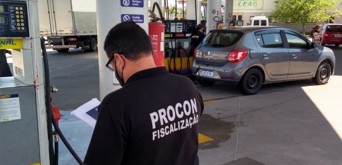 PROCON FISCALIZA POSTOS DE COMBUST�VEIS EM RIO GRANDE