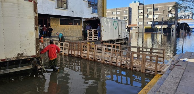 RG TEM MAIS UM DIA DE ALAGAMENTOS E PASSARELA � CONSTRU�DA ENTRE OS HOSPITAIS SANTA CASA E UNIVERSIT�RIO