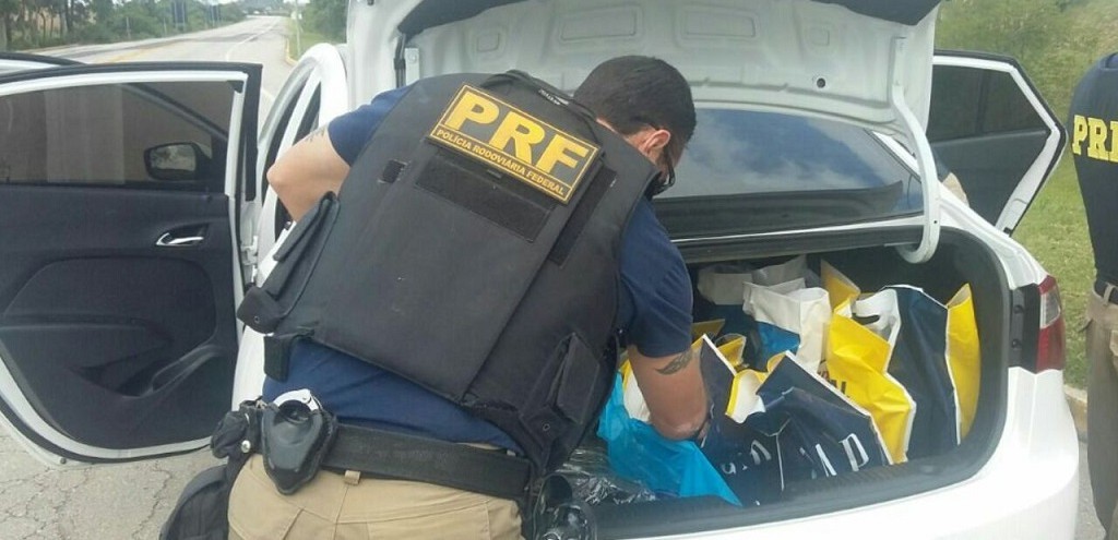 PRF LOCALIZA CARRO CLONADO E APREENDE BEBIDAS CONTRABANDEADAS EM PONTOS DIFERENTES DA BR 116