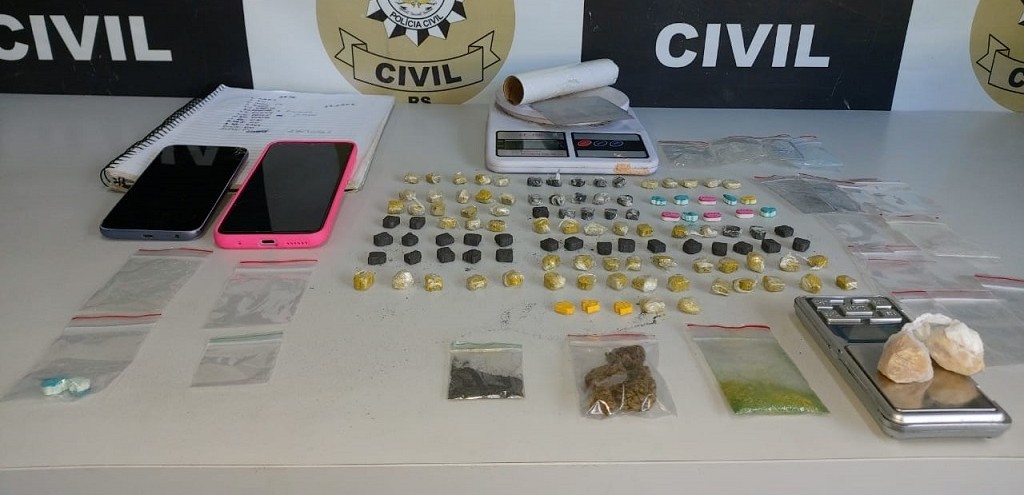 PC APREENDE DROGAS E CELULARES NO BAIRRO SO MIGUEL