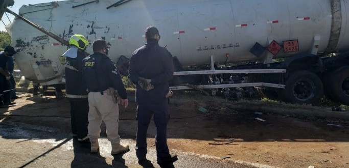 TRABALHO DE RETIRADA DE TANQUE  CONCLUDO NA BR 392 E TRFEGO NO LOCAL  RESTABELECIDO