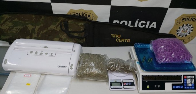POLCIA CIVIL APREENDE DROGA E MATERIAIS PARA O TRFICO NO BAIRRO MIGUEL DE CASTRO MOREIRA