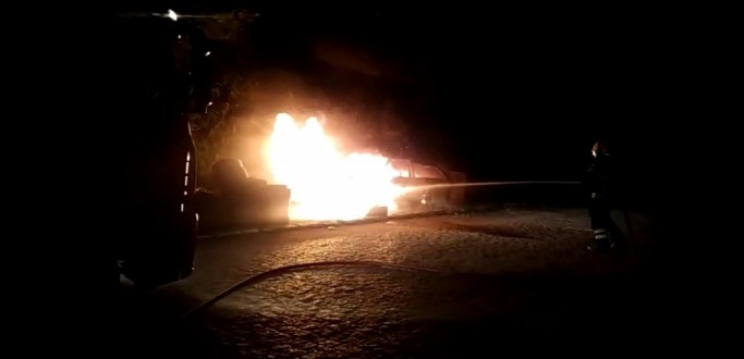 BOMBEIROS COMBATEM INC�NDIO EM VE�CULO ABANDONADO, NO CENTRO DE JAGUAR�O