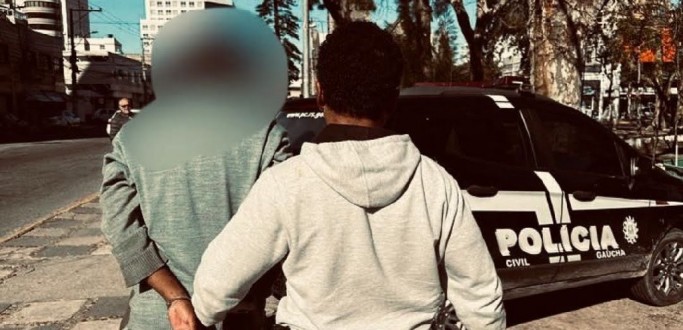 HOMEM INVESTIGADO PELA MORTE DA PRPRIA ME  PRESO PELA PC NA PRAA TAMANDAR