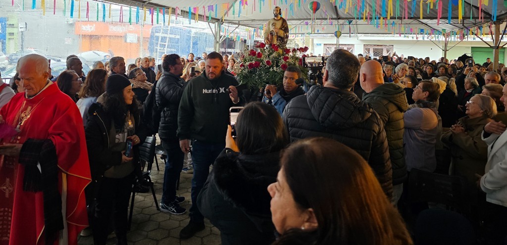 RIO-GRANDINOS CELEBRAM S�O PEDRO COM PROCISS�O E MISSA NO LARGO DOUTOR PIO