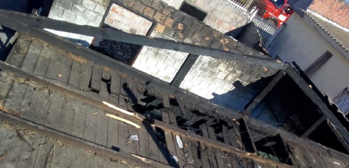 CASA TEM C�MODOS DESTRU�DOS POR INC�NDIO, NO BAIRRO S�O MIGUEL