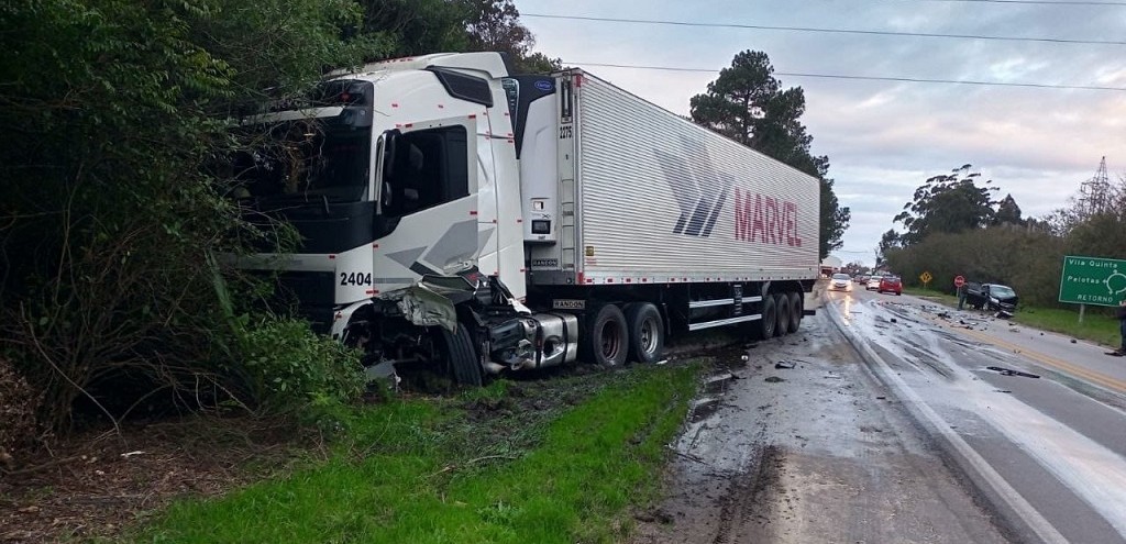 ACIDENTE ENTRE CARRO E CAMINHO  REGISTRADO NA BR 471, EM RIO GRANDE