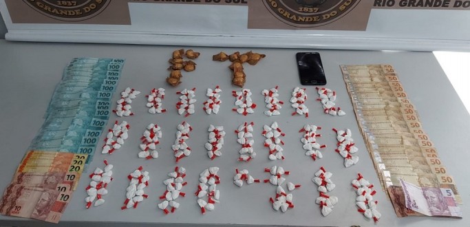 FORA TTICA PRENDE CASAL POR TRFICO, NO BAIRRO SO JOO