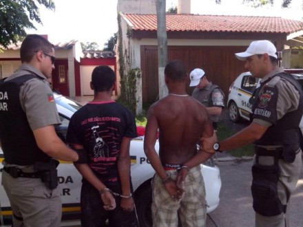 POLICIAIS COMUNITRIOS PRENDEM ASSALTANTES NO BAIRRO JARDIM DO SOL