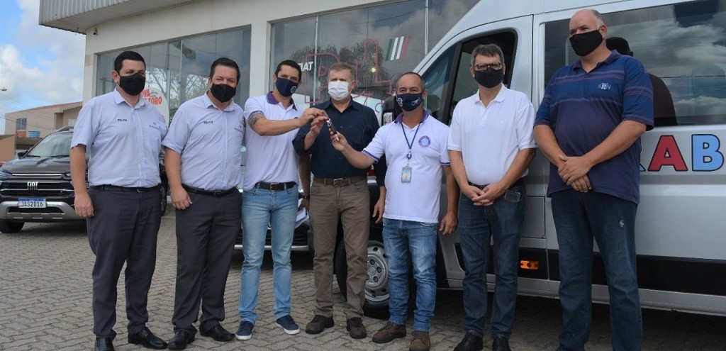 AAPECAN RECEBE VAN PARA TRANSPORTE DE PACIENTES EM TRATAMENTO CONTRA O CÂNCER