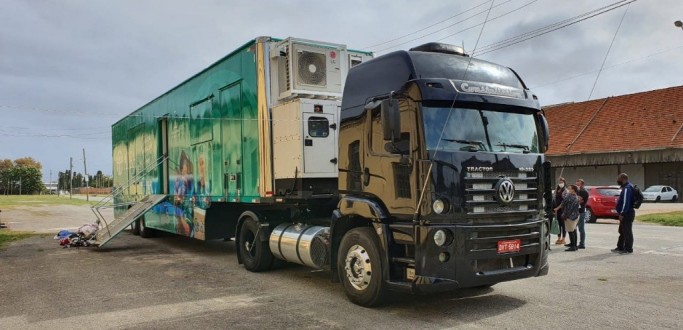 CARRETA DA ADRA CHEGA A RIO GRANDE PARA AUXILIAR A REDE ACOLHER