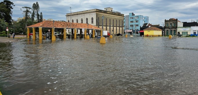 AP�S ATINGIR 59 CM ACIMA DO N�VEL NORMAL, LAGUNA DOS PATOS MUDA PAISAGEM DA ZONA CENTRAL E DE �REAS RIBEIRINHAS