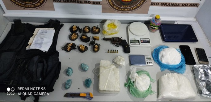 BM PRENDE SEIS E APREENDE UM ADOLESCENTE EM AES NA NOITE DE SEXTA E MADRUGADA DE SBADO