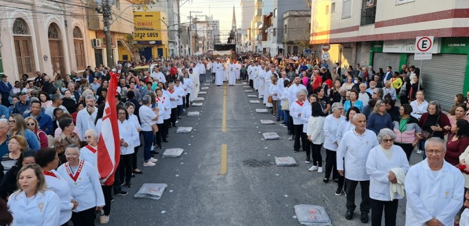 SOLIDARIEDADE E BELEZA DOS TAPETES MARCAM A PROCISSO DE CORPUS CHRISTI, EM RIO GRANDE