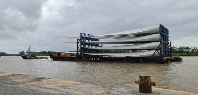 SEGUNDO LOTE DE PS QUE IRO COMPOR O PARQUE ELICO COXILHA NEGRA, EM SANTANA DO LIVRAMENTO, CHEGA AO PORTO DO RIO GRANDE