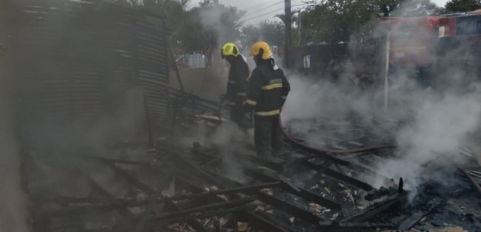 CASA DE MADEIRA � CONSUMIDA POR INC�NDIO NO BAIRRO S�O MIGUEL