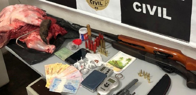 HOMEM  PRESO POR PORTE ILEGAL DE ARMA, TRFICO E CAA DE ANIMAIS SILVESTRES NO SENANDES