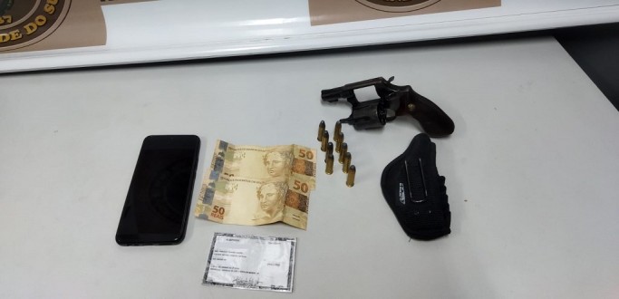 5 BPCHQ PRENDE DOIS HOMENS POR PORTE ILEGAL DE ARMA, EM RG