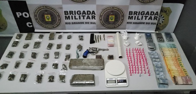 5 BPCHQ PRENDE HOMEM POR PORTE ILEGAL DE ARMA E TRFICO DE DROGAS NO BGV, EM RG