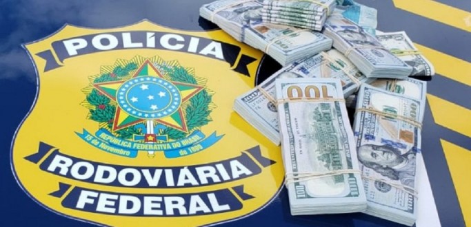 PRF APRENDE MILHARES DE DOLARES ESCONDIDOS EM PAINEL DE CARRO EM PELOTAS