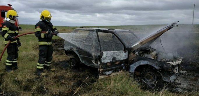 VE�CULO � DESTRU�DO POR INC�NDIO NA ZONA RURAL DE JAGUAR�O