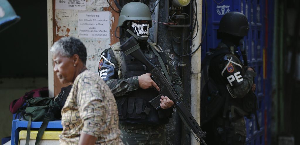 COMANDO DIZ QUE  INDEVIDO O USO DE MSCARA DE CAVEIRA POR MILITARES NA ROCINHA