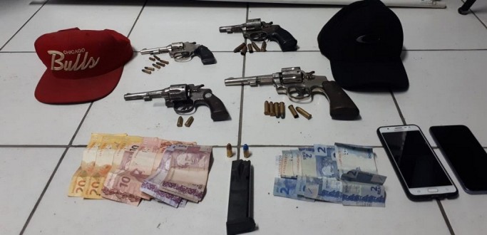 MENORES ROUBAM CARRO DE APLICATIVO, TROCAM TIROS COM A BM E SO APREENDIDOS EM RG