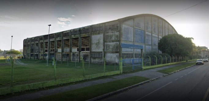 OBRAS DE REFORMA DO GINSIO DA PRAA SARAIVA COMEAM AINDA ESTE MS