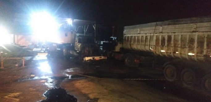 CAMINH�ES PEGAM FOGO EM BORRACHARIA NO DISTRITO INDUSTRIAL