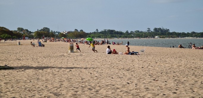 VERANISTAS APROVEITAM O FERIADO DE CARNAVAL NO LARANJAL