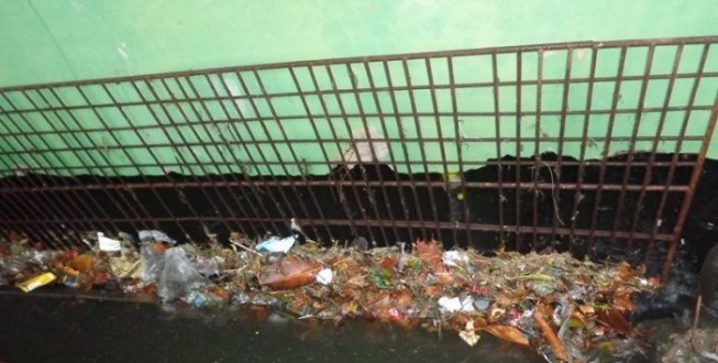 DESCARTE INADEQUADO DE LIXO CAUSA ENTUPIMENTO NOS CANAIS DE DRENAGEM DO MUNICPIO