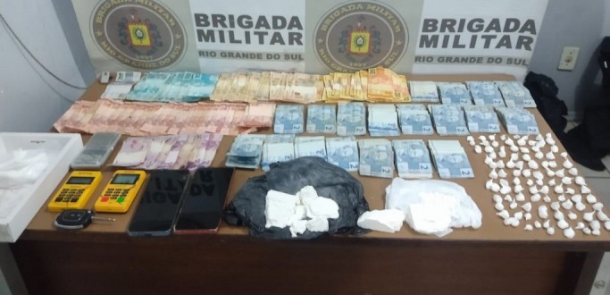 BM PRENDE QUATRO PESSOAS POR TRFICO DE ENTORPECENTES EM PELOTAS