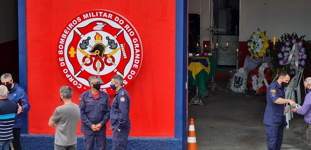 VELRIO DE BOMBEIRO RIO-GRANDINO  MARCADO POR HOMENAGENS DOS COLEGAS